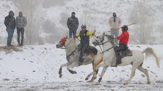 Bayburt'ta ciritçiler kar altında gösteri yaptı