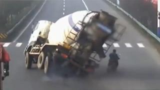 Beton mikserinin altında kalmaktan kıl payı kurtuldu