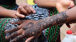 Kamerunlu Müslümanlar sevinçlerini vücutlarındaki kına desenleriyle gösteriyor