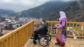 Annesinin sırtında taşıdığı Mehmet akülü tekerlikli sandalyesine kavuştu