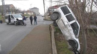 Kazaya karışan araçlardan biri çayırlık alana düşerek dik durdu