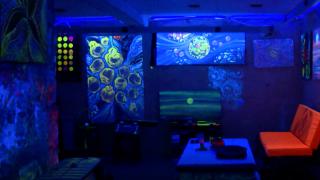 Azerbaycanlı sanatçı evini neon müzesine dönüştürdü