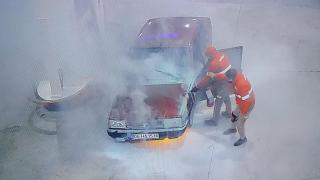 Yakıt alan otomobilde yangın çıktı
