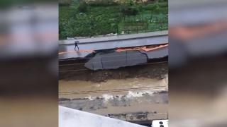 Yol çöktü, dere yatağına düşmekten son anda kurtuldu