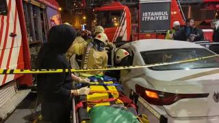 Zeytinburnu'nda tramvay otomobile çarptı