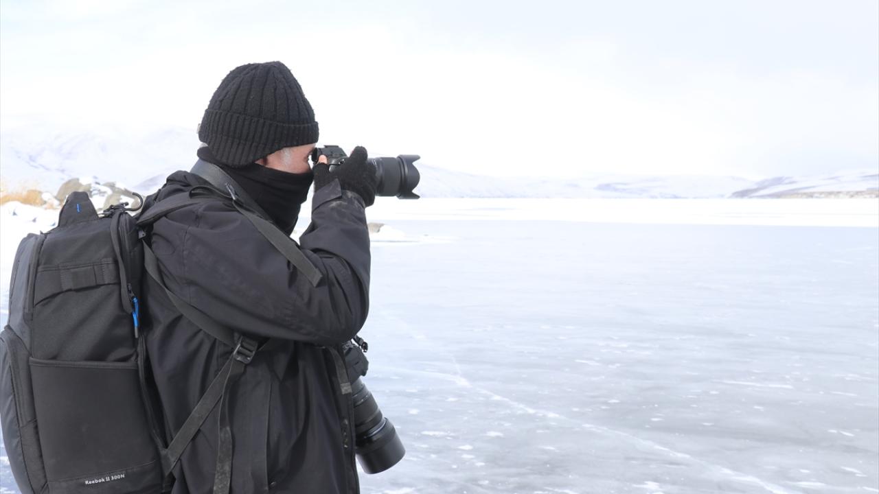 Donmuş gölün üzerinde ilk defa yürüdüler