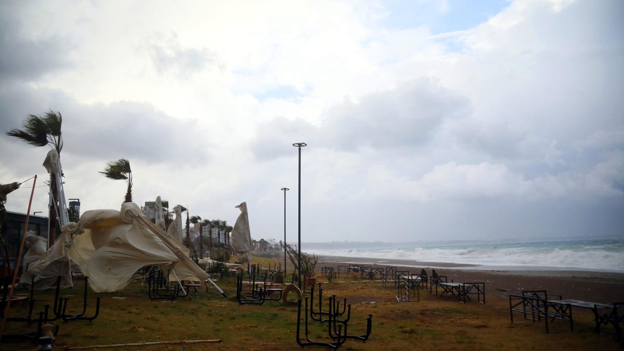 Antalya 25 gün sonra yağmura kavuştu