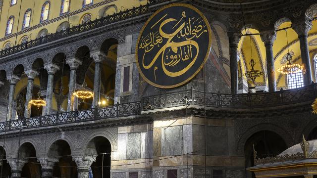 Ayasofya, yapımında kullanılan taşlarla “doğal taş müzesi”ni andırıyor