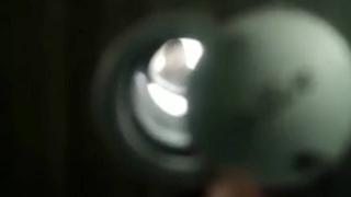 Hırsızı kapı deliğinden görüntüledi