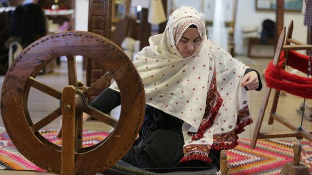 Kadınların dokuduğu “tokalı örtme” geleceğe taşınıyor