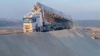 Hafriyat kamyonunun damperi devrildi, sürücü saniyelerle kurtuldu