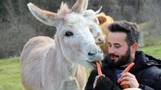 Eşeği ile olan dostluğu gülümsetiyor