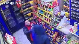 Marketteki bıçaklı gasp girişimini müşteri önledi: O anlar kamerada