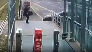 Otomobil tramvay durağına çarptı