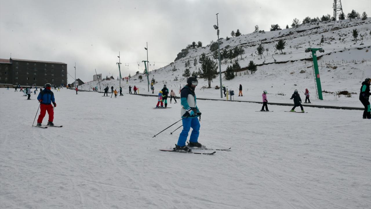 Kartalkaya`da yapay karlamayla kayak imkanı