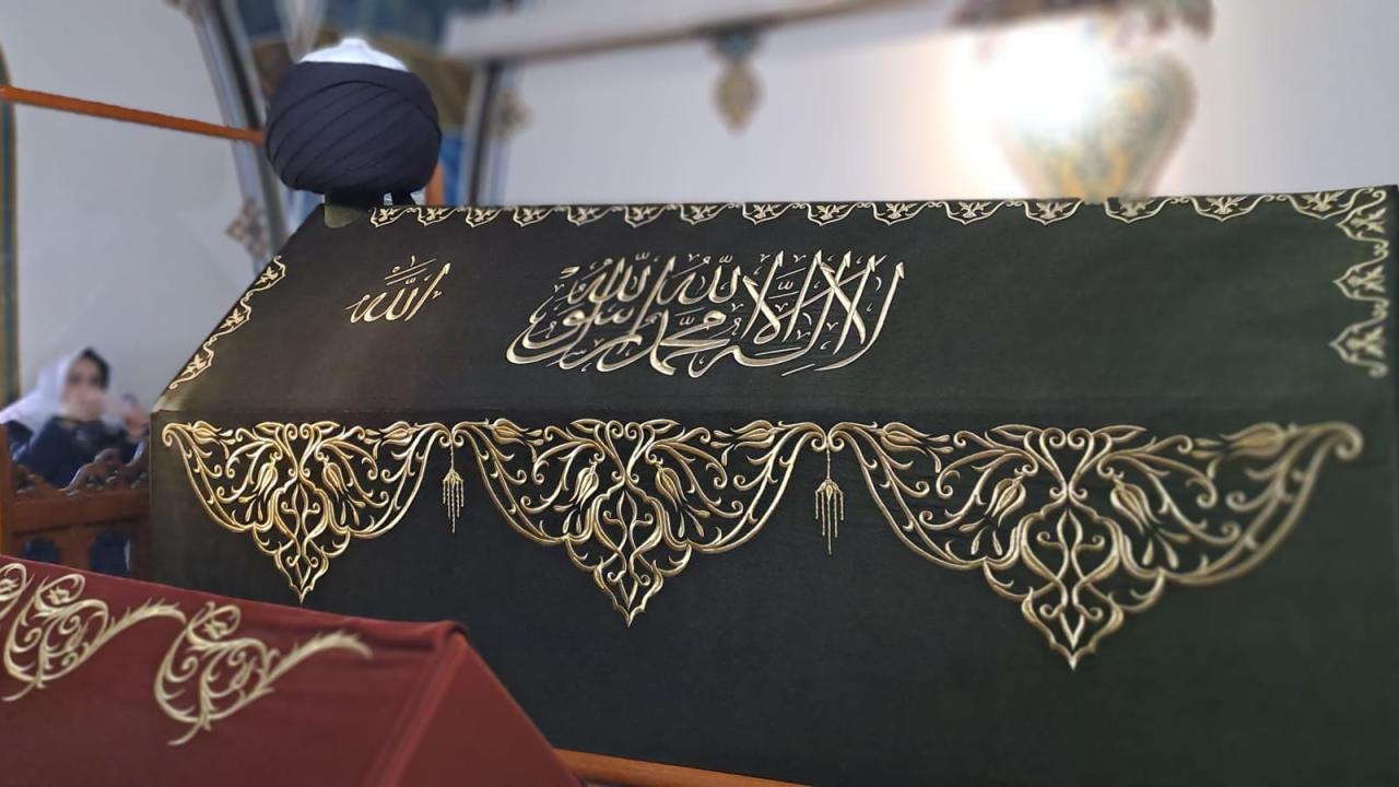 Türbeye Yoğun İlgi