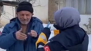 Sağlık görevlisi, işitme engelli kişiden işaret diliyle bilgi aldı