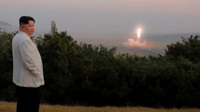 Kuzey Kore lideri Kim, yeni silahların test edilmesini izledi