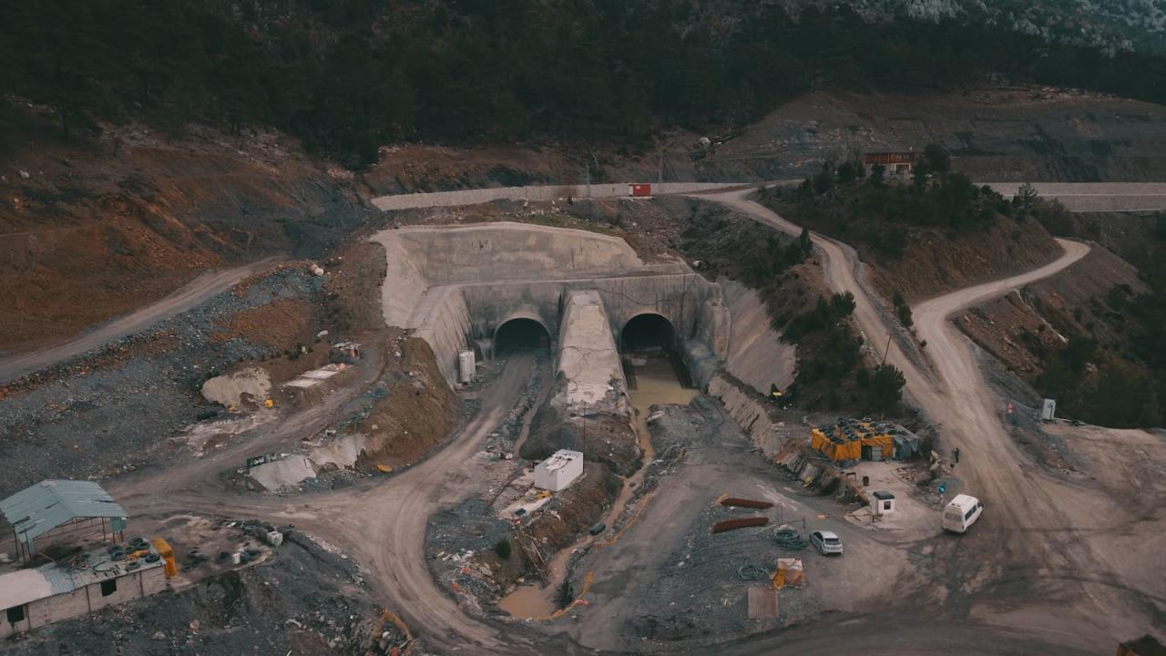 Adını Akdağ`ın zirvesindeki tarihi geçitten alıyor
