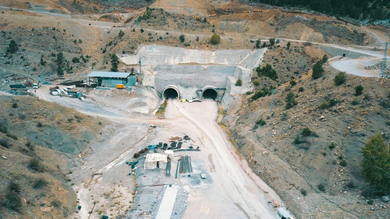 Bu yoldan geçenler yılkı atlarını da görebilecek