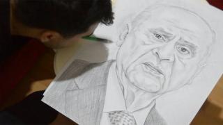 İki kolu olmayan genç ağzıyla Devlet Bahçeli'nin resmini çizdi