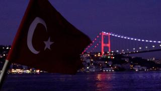 Gün doğumunda İstanbul Boğazı'nda yolculuk