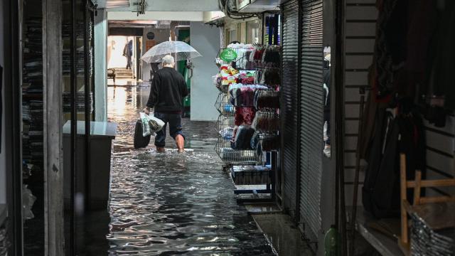 İzmir’de sağanak: Rögarlar taştı, yollar göle döndü