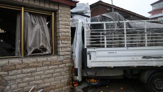 Freni boşalan tır, 5 araç ve taksi durağına çarparak durabildi