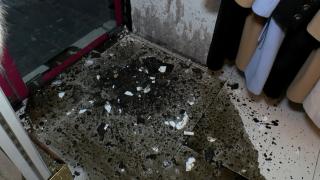 Kiracısını çıkarabilmek için tavanı delip sarımsaklı su döktü