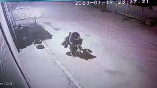 Lastikleri boyunlarına asarak çaldılar