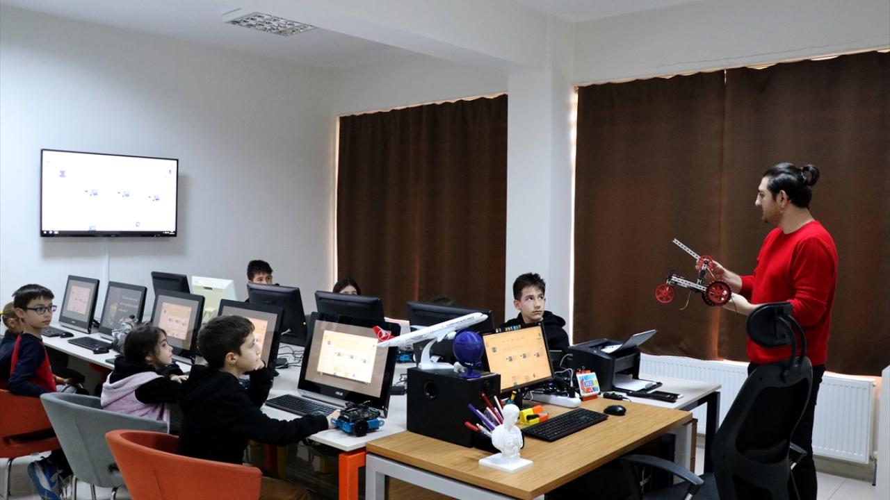 'Kış okuluna' giden öğrenciler kod yazılımı öğreniyor, robot yapıyor