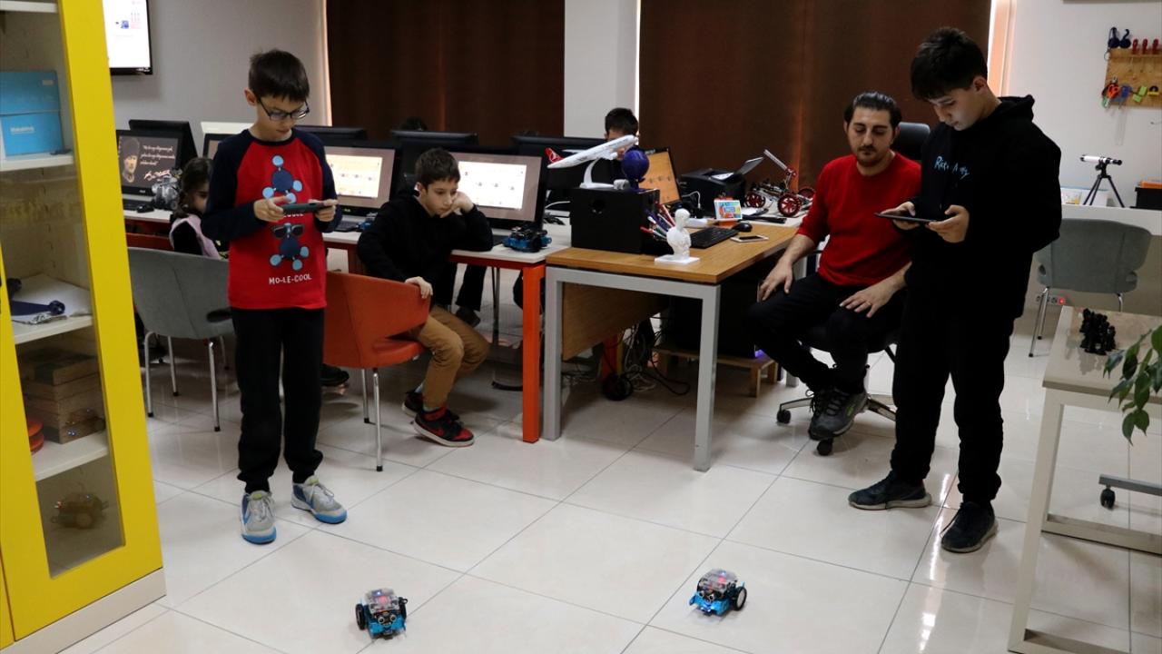 'Kış okuluna' giden öğrenciler kod yazılımı öğreniyor, robot yapıyor