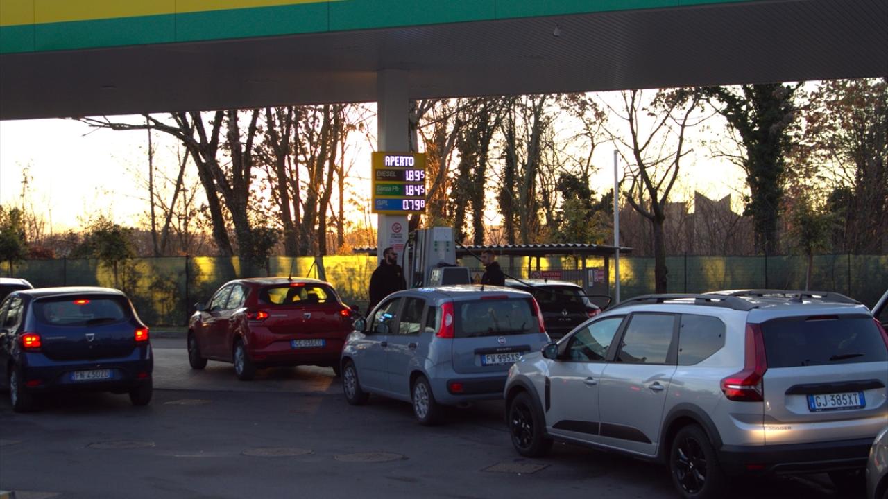 Grev başlamadan önce akaryakıt istasyonlarında kuyruklar oluştu