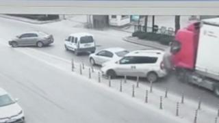 Dönüş yapmaya çalışırken kazaya sebep oldu: O anlar kamerada