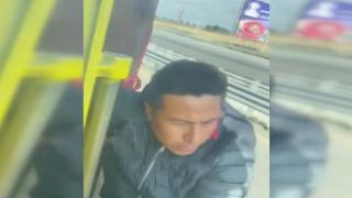 Yayaya çarpan tırın peşini bırakmadı, kilometrelerce yolu kapıda asılı gitti