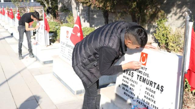 Niğde’de 2 genç şehitlerin mezar taşlarındaki Türk bayraklarını boyadı