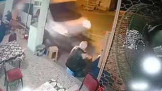 Minibüsün altında kalmaktan kıl payı kurtuldular