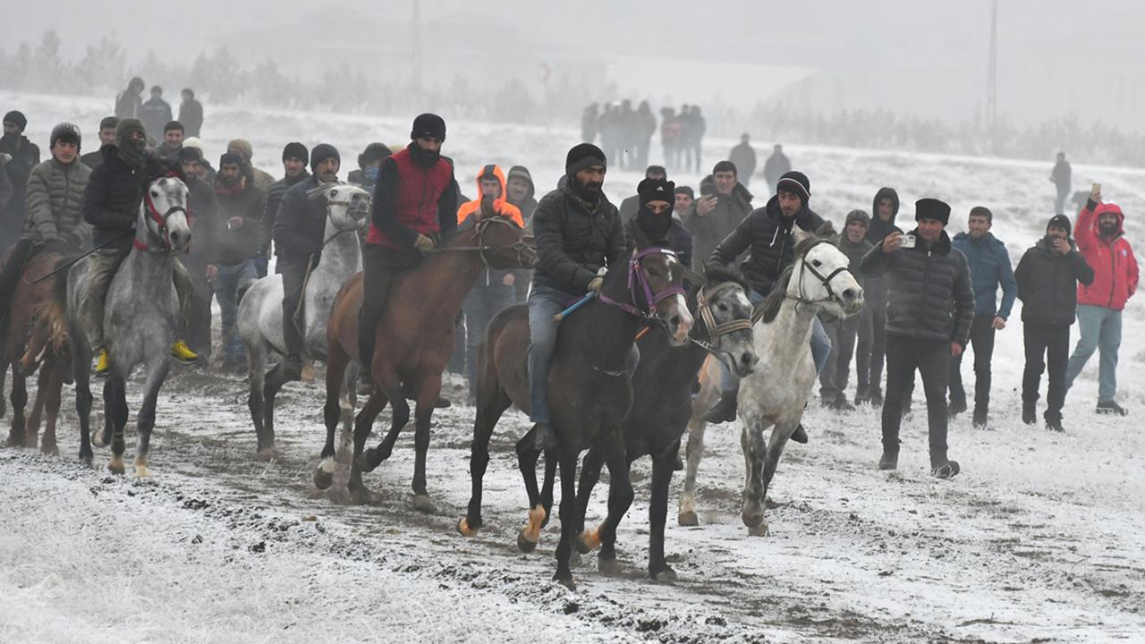 Kars'ta davul zurnalı "dörtnala at yarışı" düzenlendi