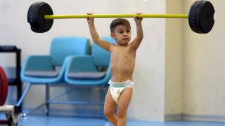 Minik Mert altında bezi, paspas sopasından halteriyle büyüklerin motivasyon kaynağı