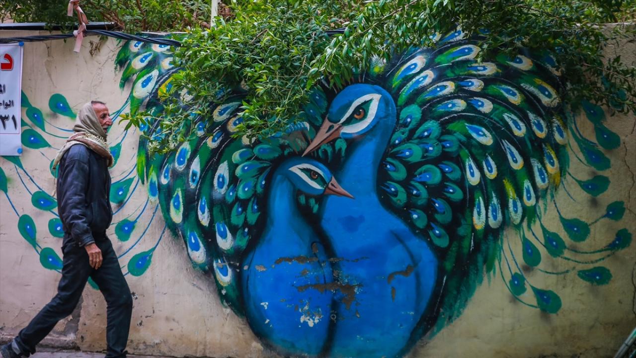 Şehrin duvarlarına çizimleriyle hayat veriyorlar
