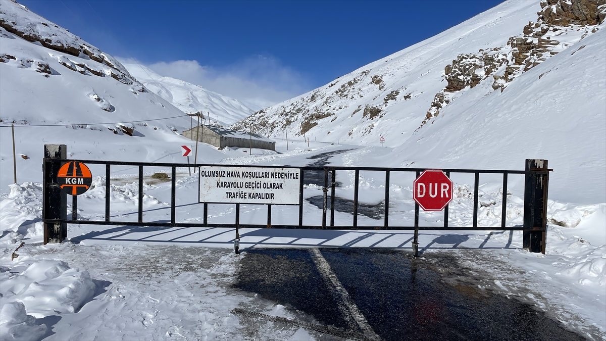 Van-Bahçesaray kara yolu tedbir amaçlı kapatıldı
