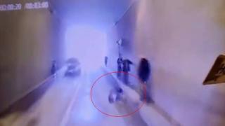 Araç alt geçidini kullanan yaya otomobilin önüne düştü