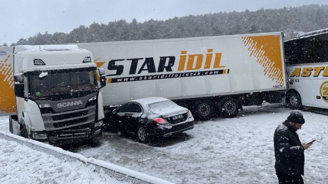 Anadolu Otoyolu'nda zincirleme trafik kazası: 5 yaralı