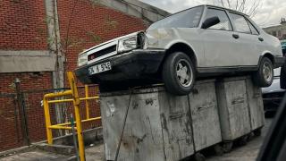 Dükkanının önüne bırakılan otomobili çöpe attı