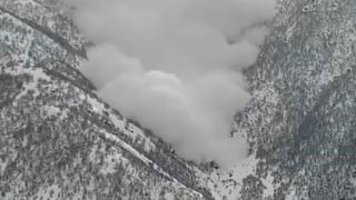 Şemdinli'de çığ düşme anı kamerada