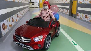 Kanser hastası çocuklar sedye yerine akülü arabaya biniyor