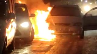 Yanan otomobili yol kenarına çekince başka otomobili de yaktı