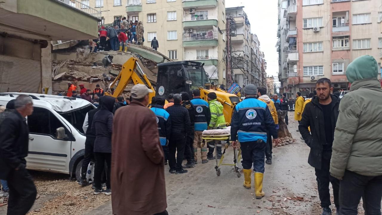 Vatandaşlar sokaklara döküldü, binalar yıkıldı