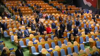 BM'de depremlerde hayatını kaybedenler için bir dakikalık saygı duruşu