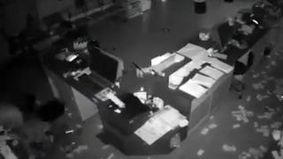 Deprem anı güvenlik kamerasına yansıdı